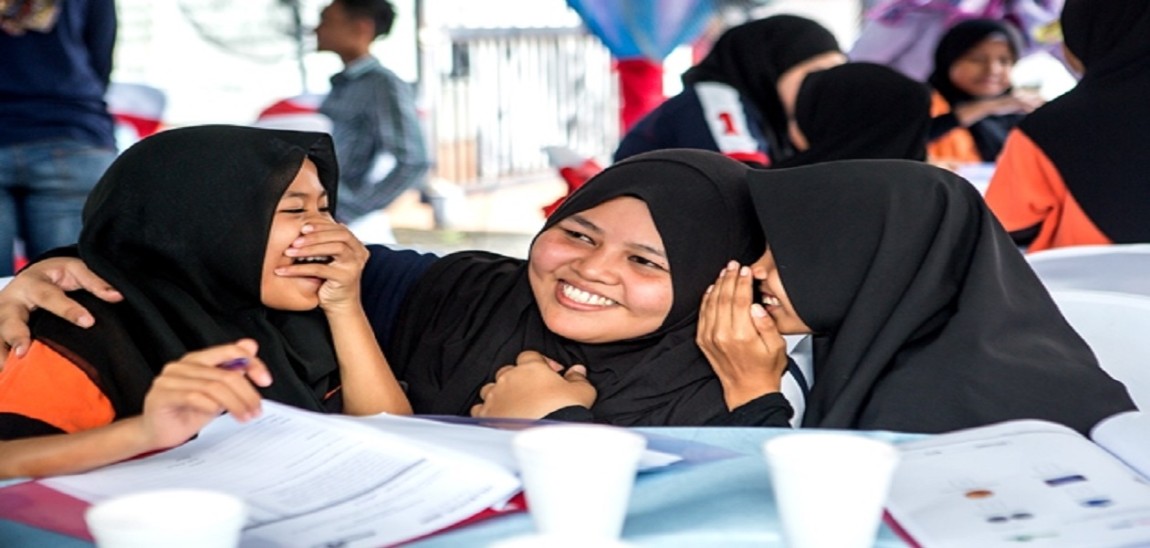 Tiga gadis sedang ketawa